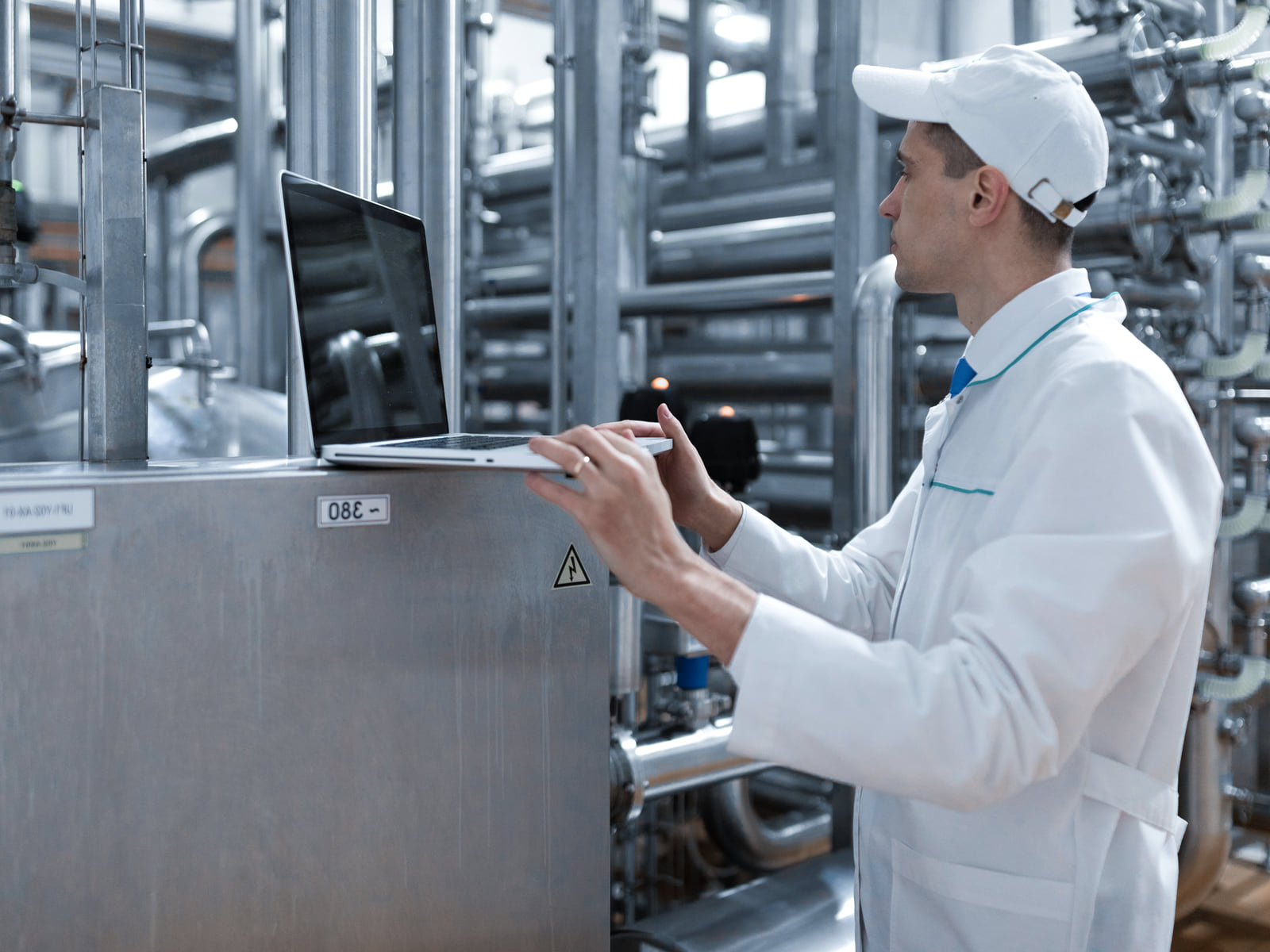Сучасна лінія пакування харчової продукції, працівники в санітарному одязі