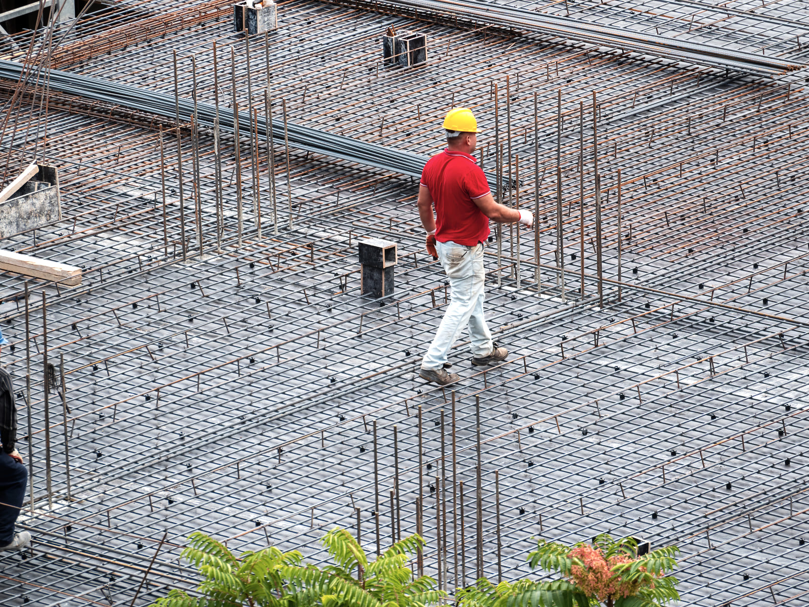 A crew on a modern construction site, helmets and fall protection