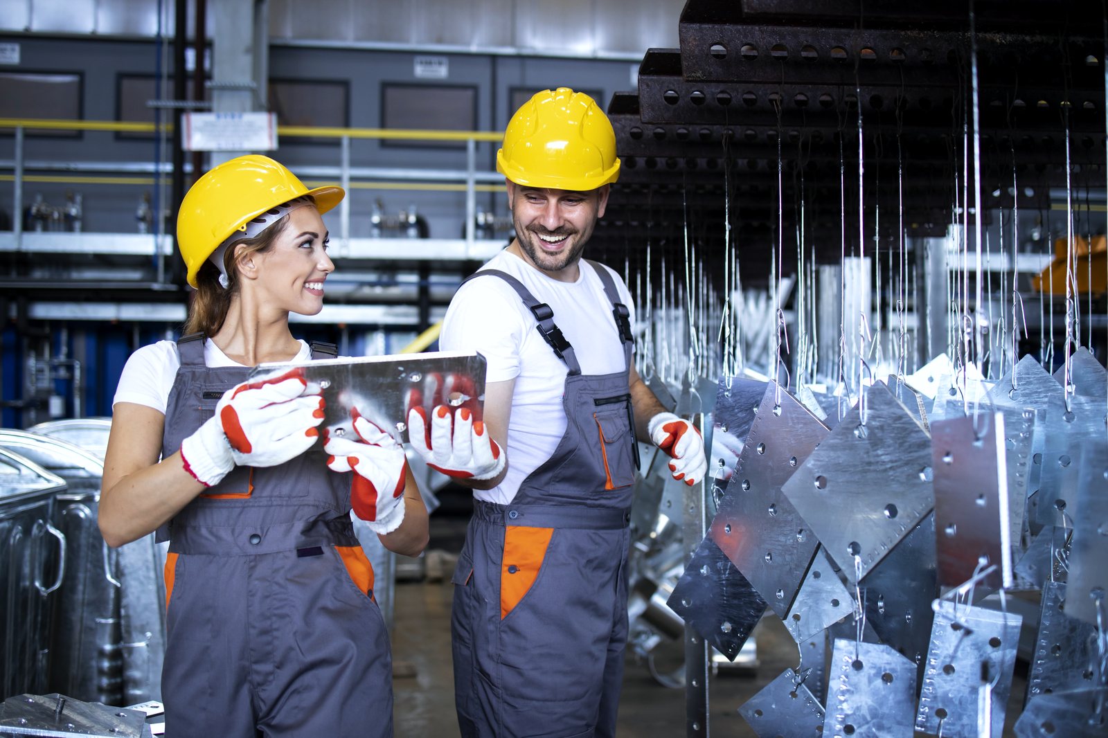 Dos trabajadores en la nave comprobando datos en la línea de producción