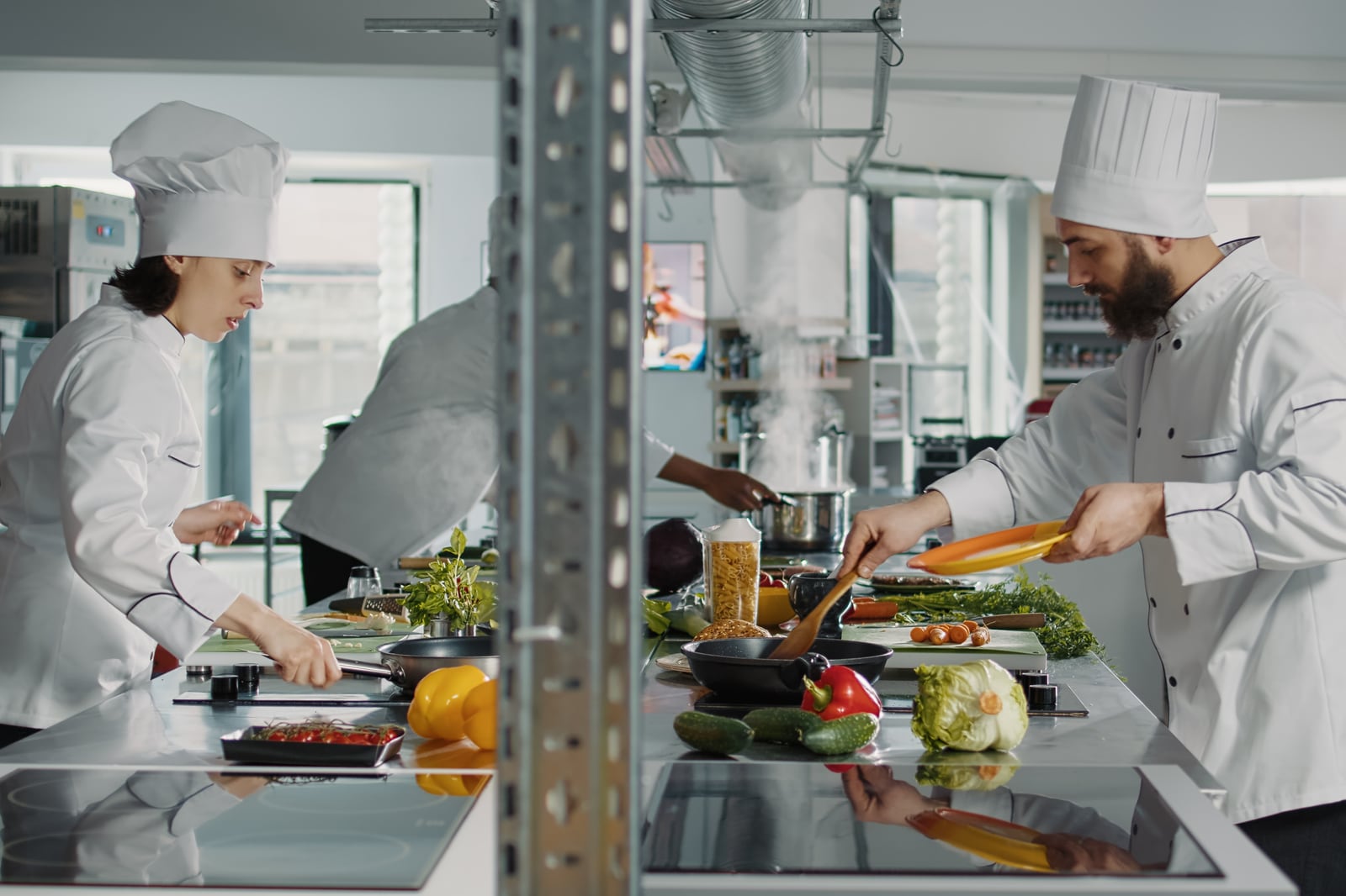 Кухарі працюють на професійній кухні ресторану