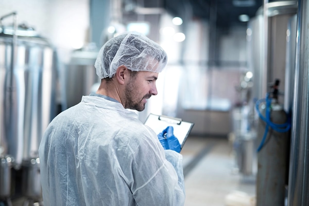 Оператор на виробничій лінії стежить за подачею продукції
